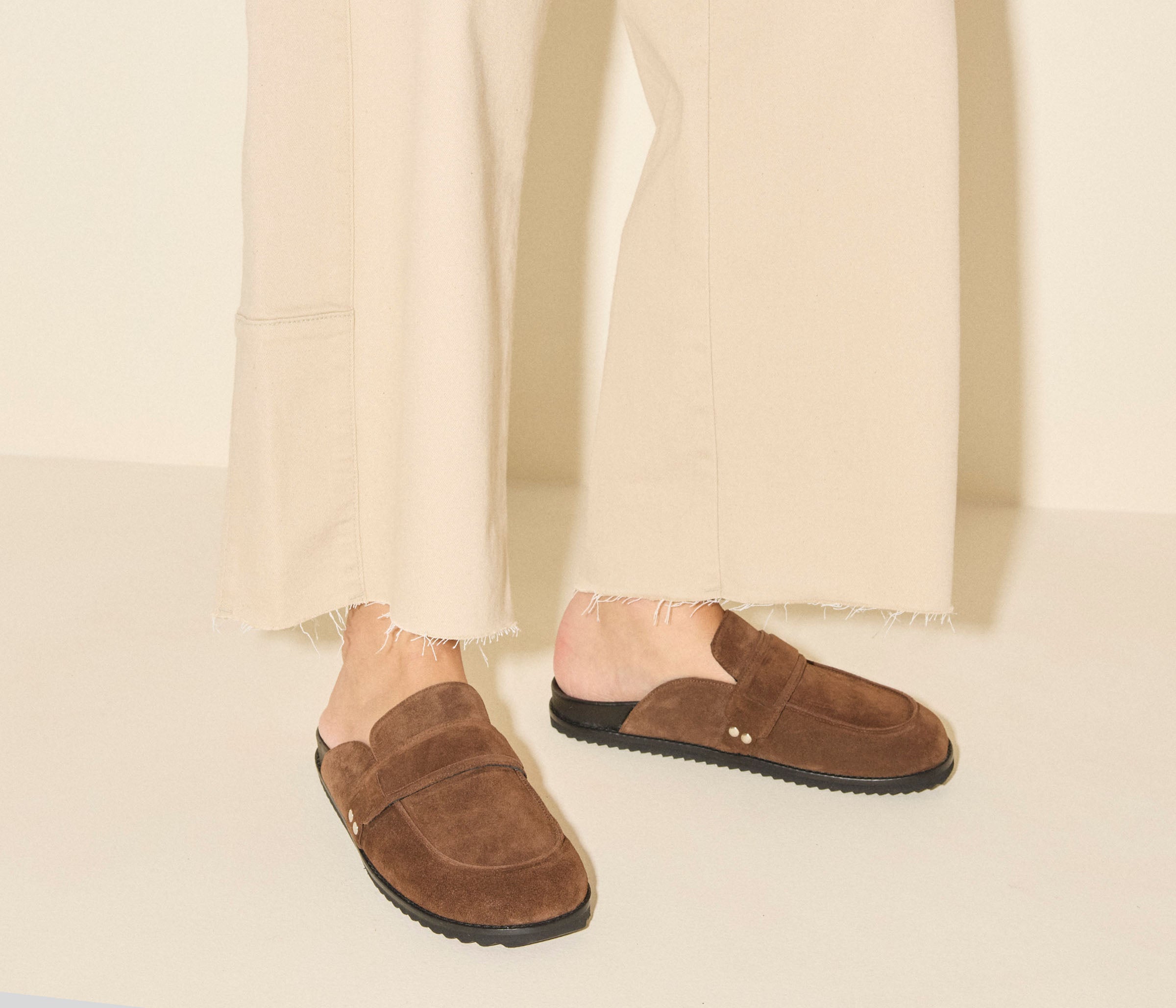 ELLEN footbed mule in mocha suede, on figure