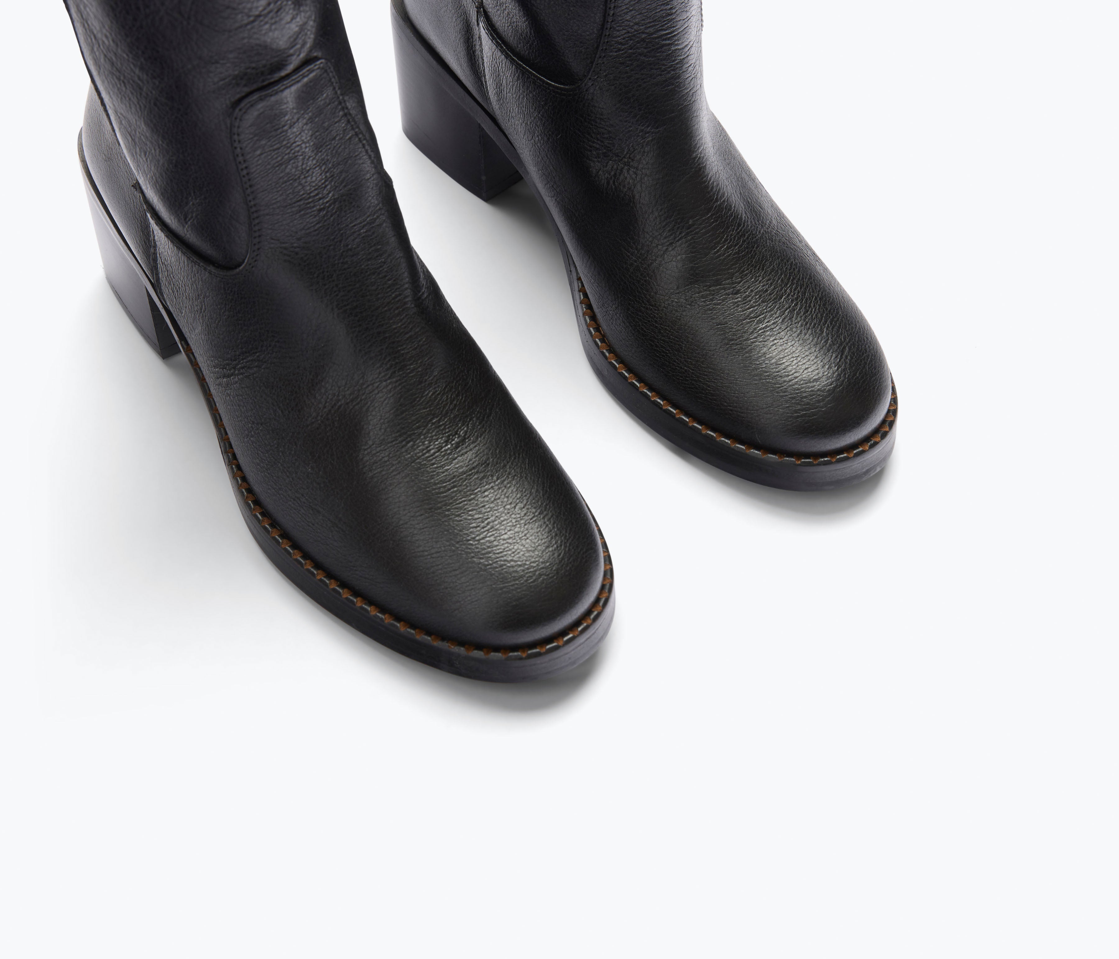 NAN boot in black buffalo, detail view