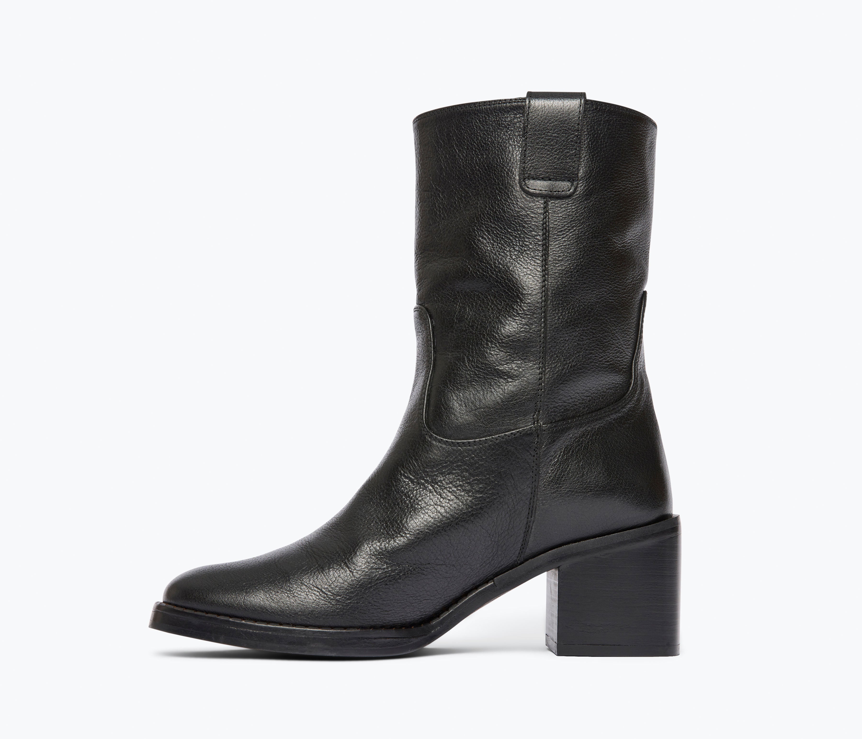NAN boot in black buffalo, inside view