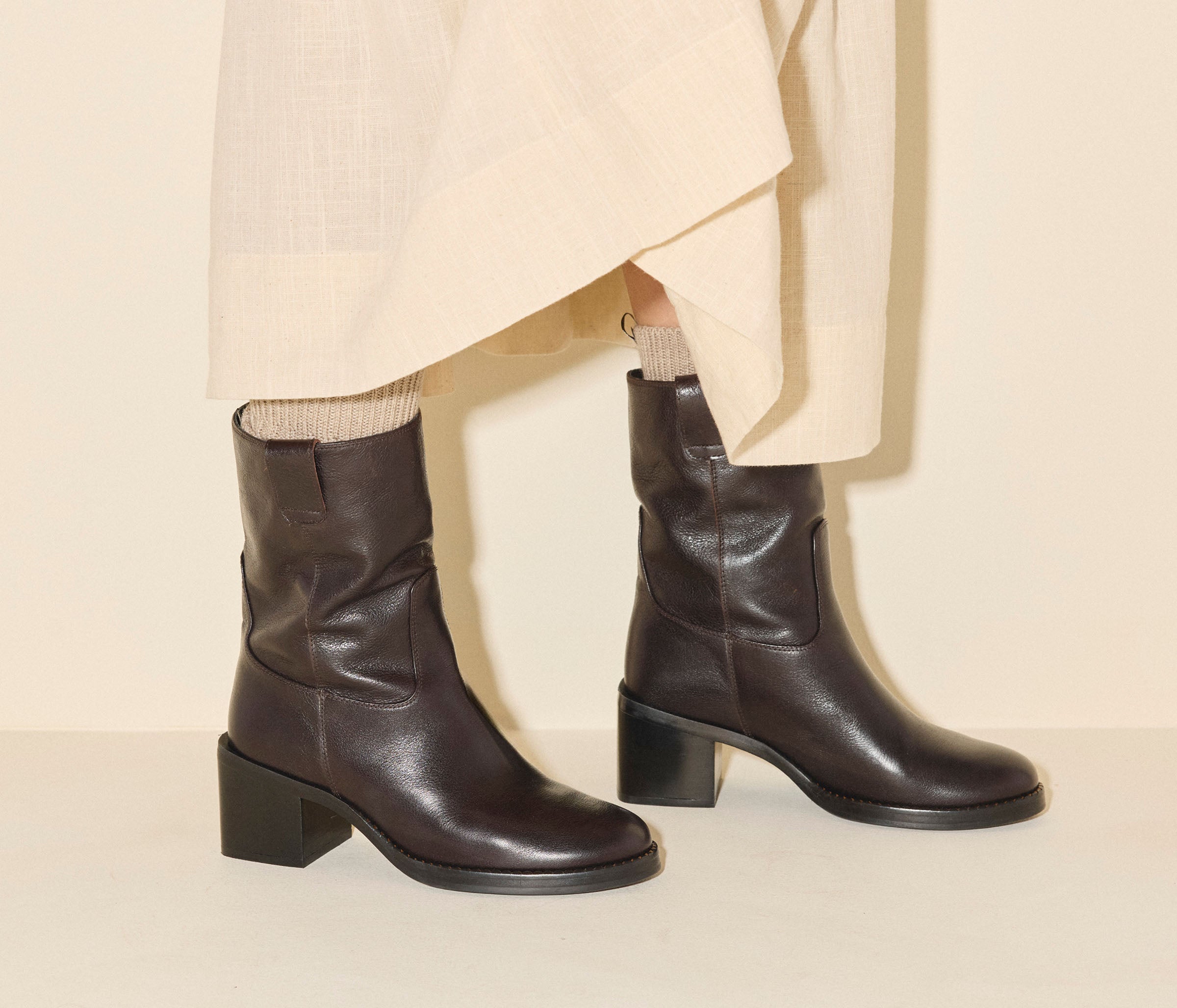 NAN boot in redwood buffalo, on figure