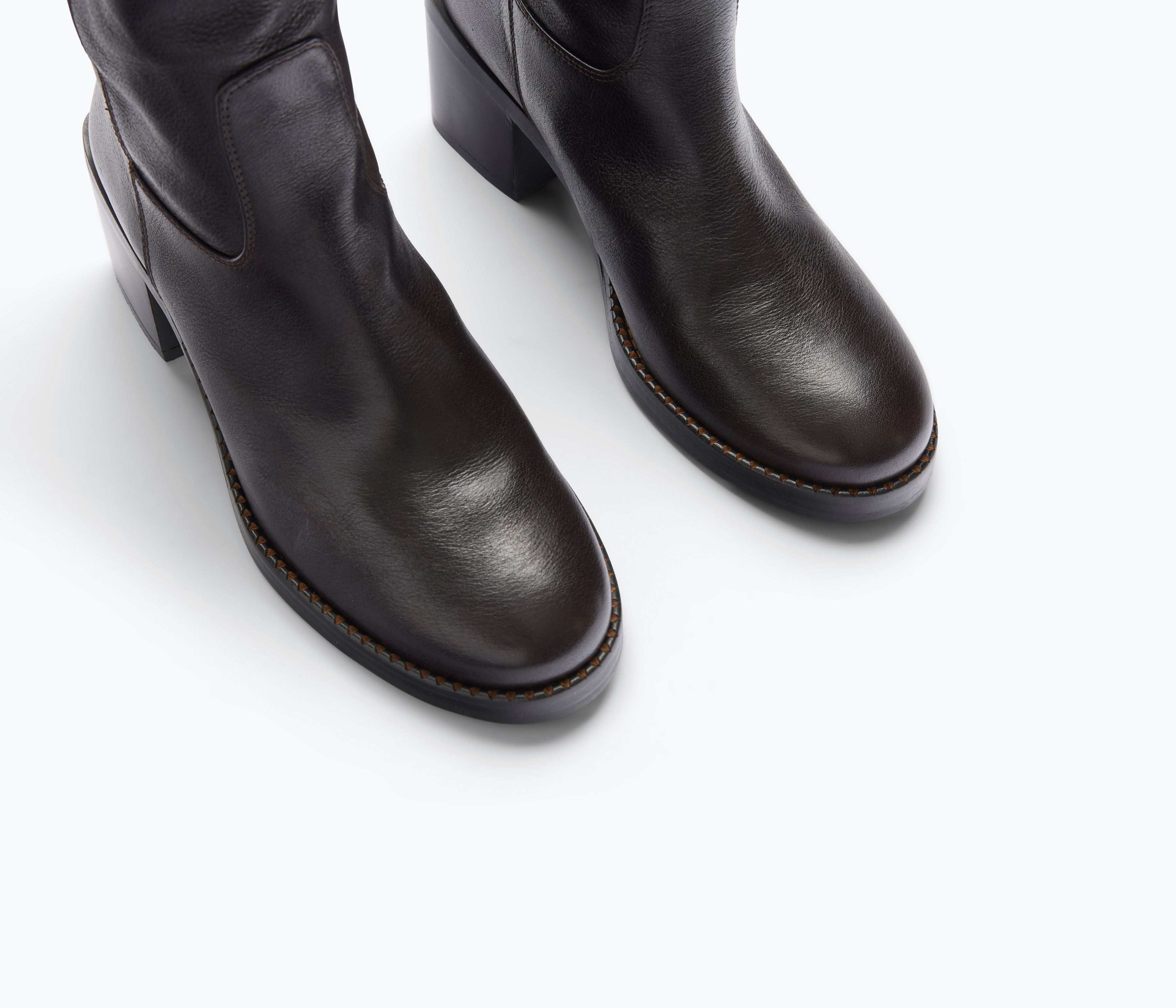 NAN boot in redwood buffalo, detail view