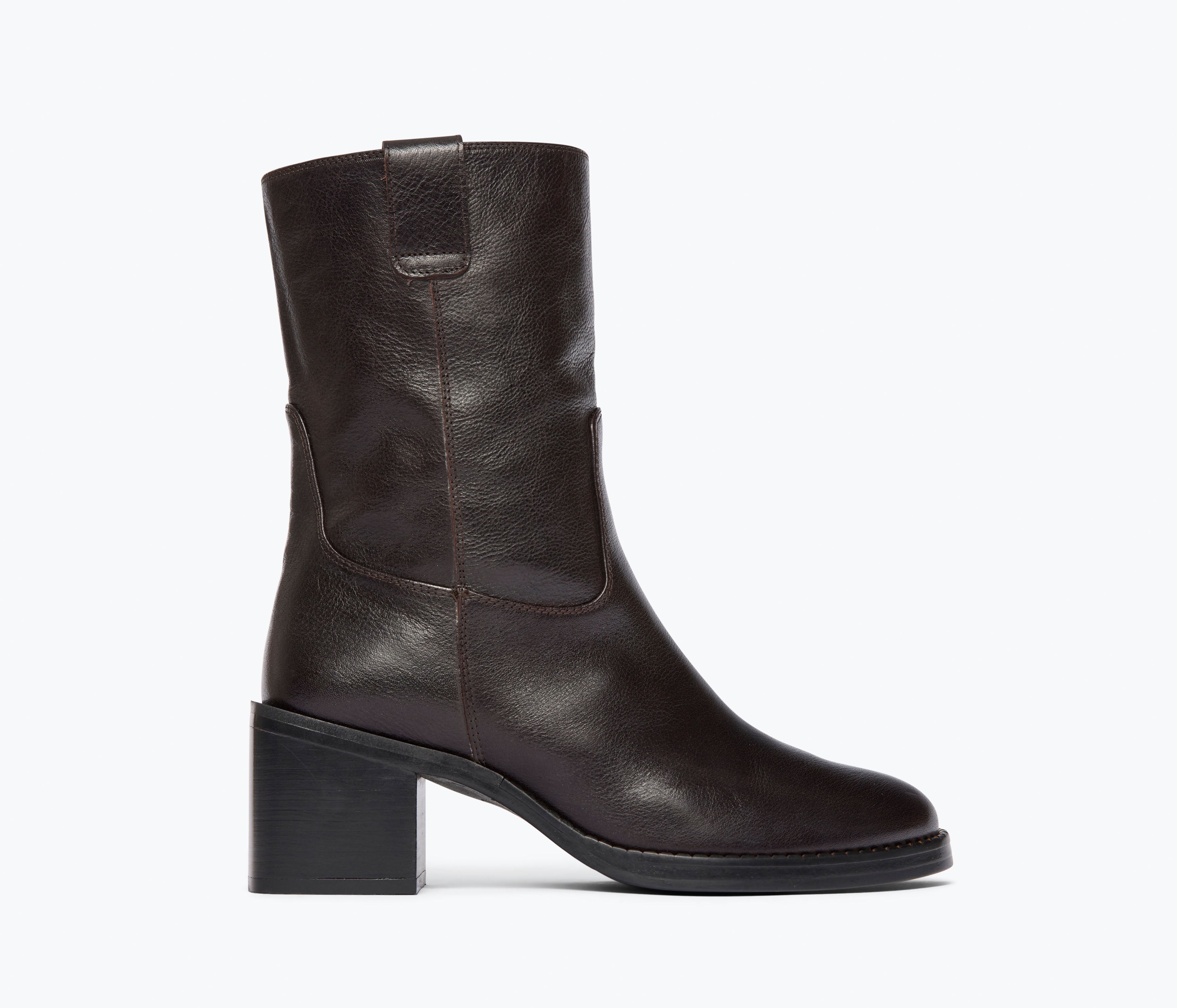 NAN boot in redwood buffalo, front view
