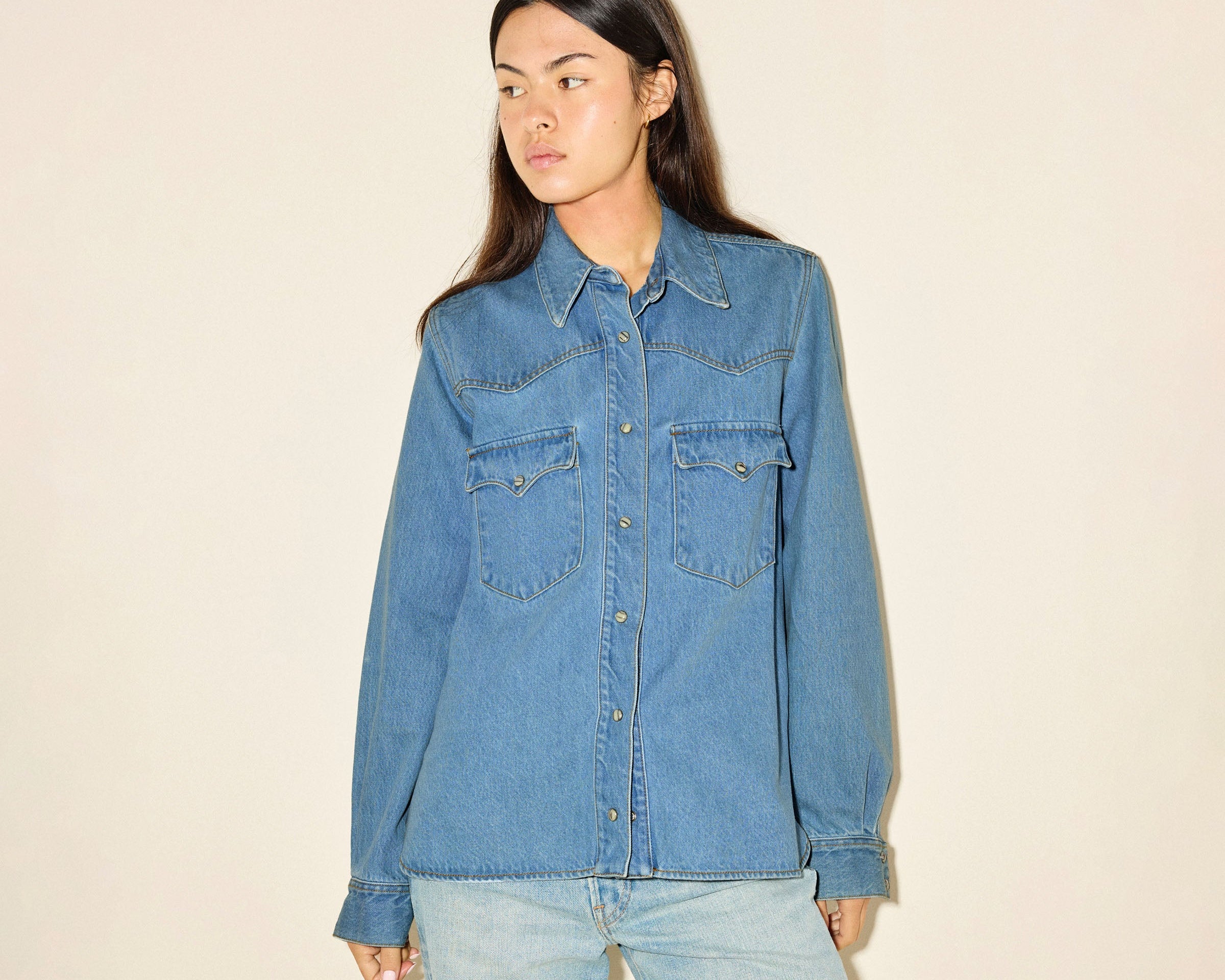NICOLE shirt in light denim, on figure