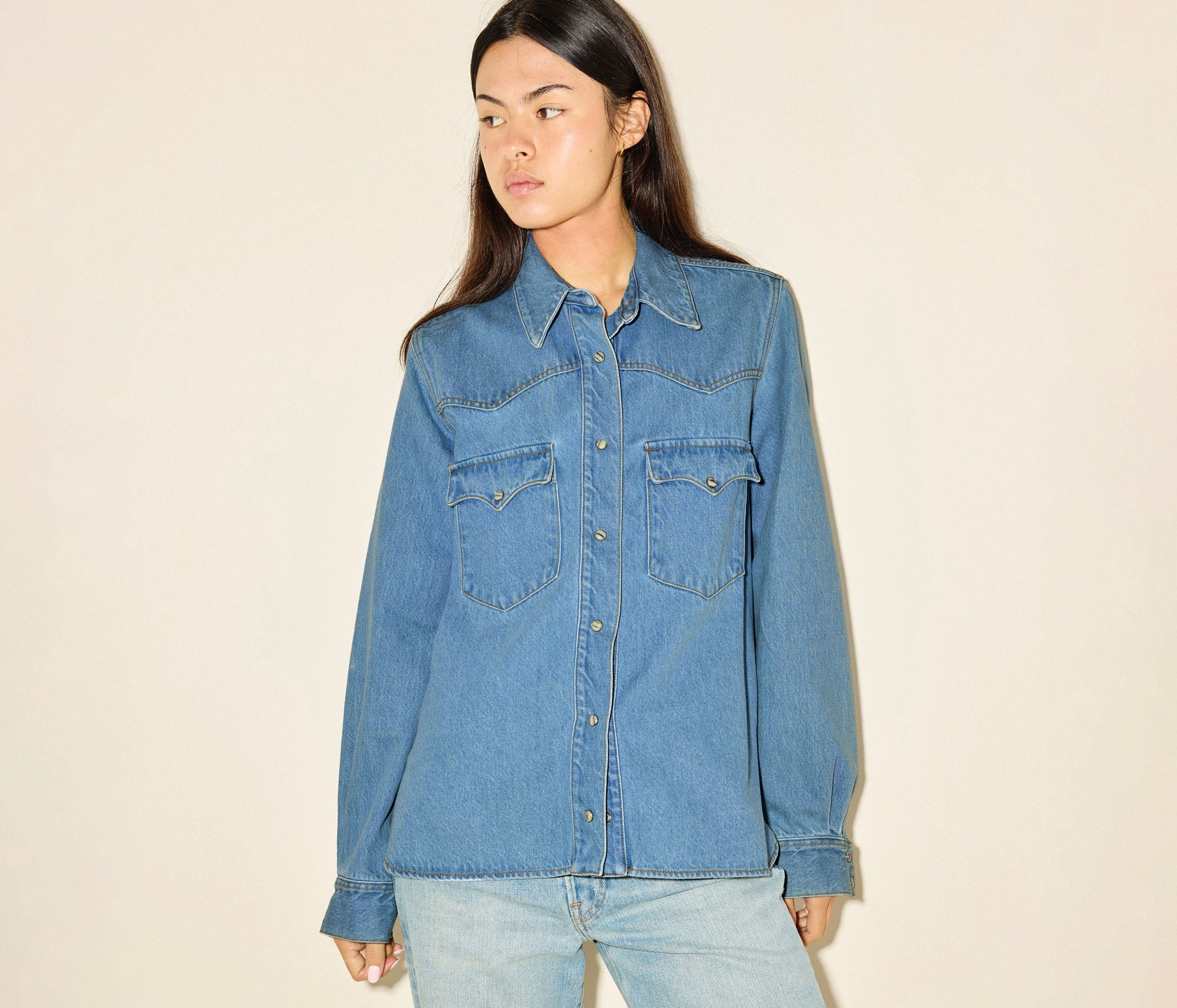 NICOLE shirt in light denim, on figure