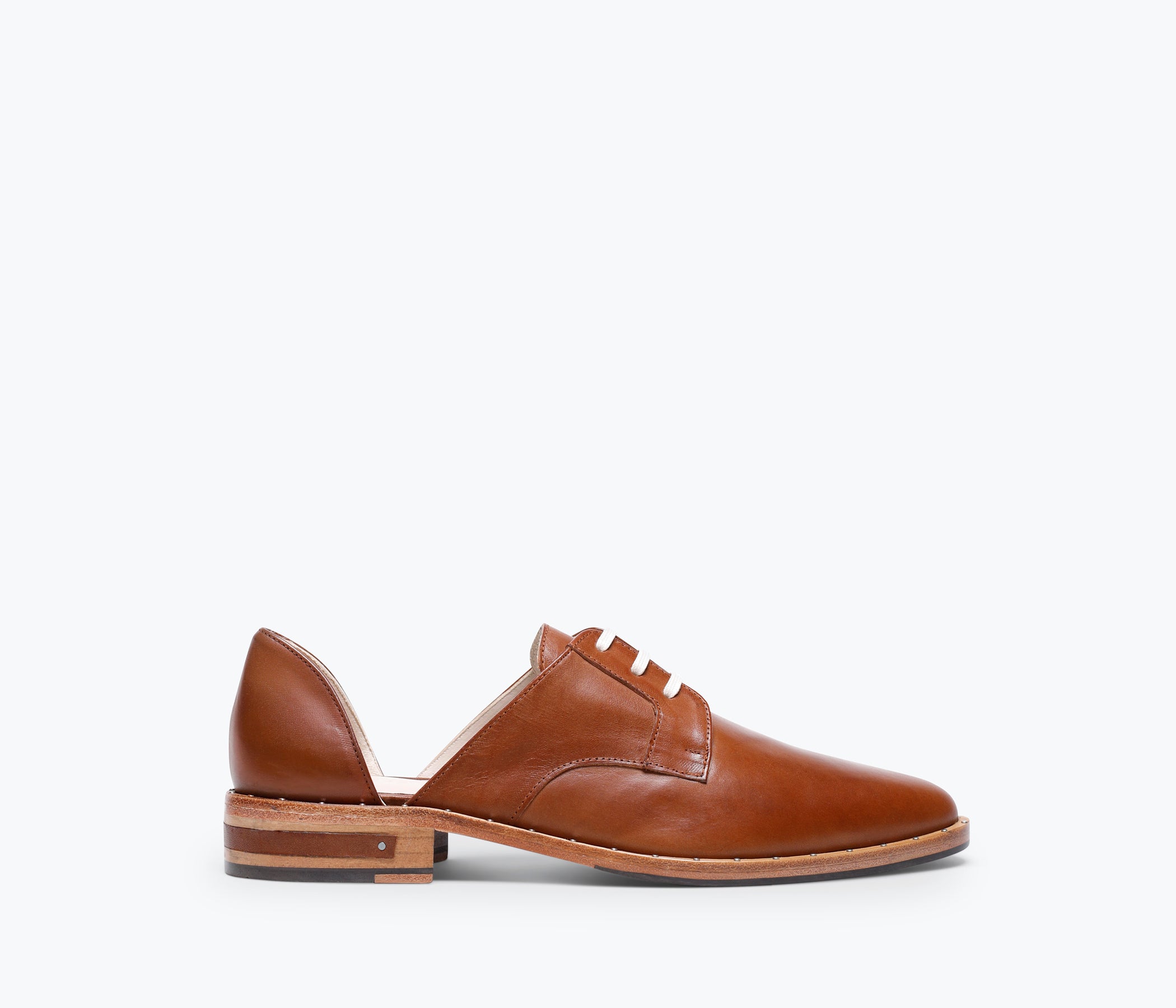 FRĒDA SALVADOR WIT D'ORSAY loafer in beige leather, featuring classic slip-on design and elegant detailing.
