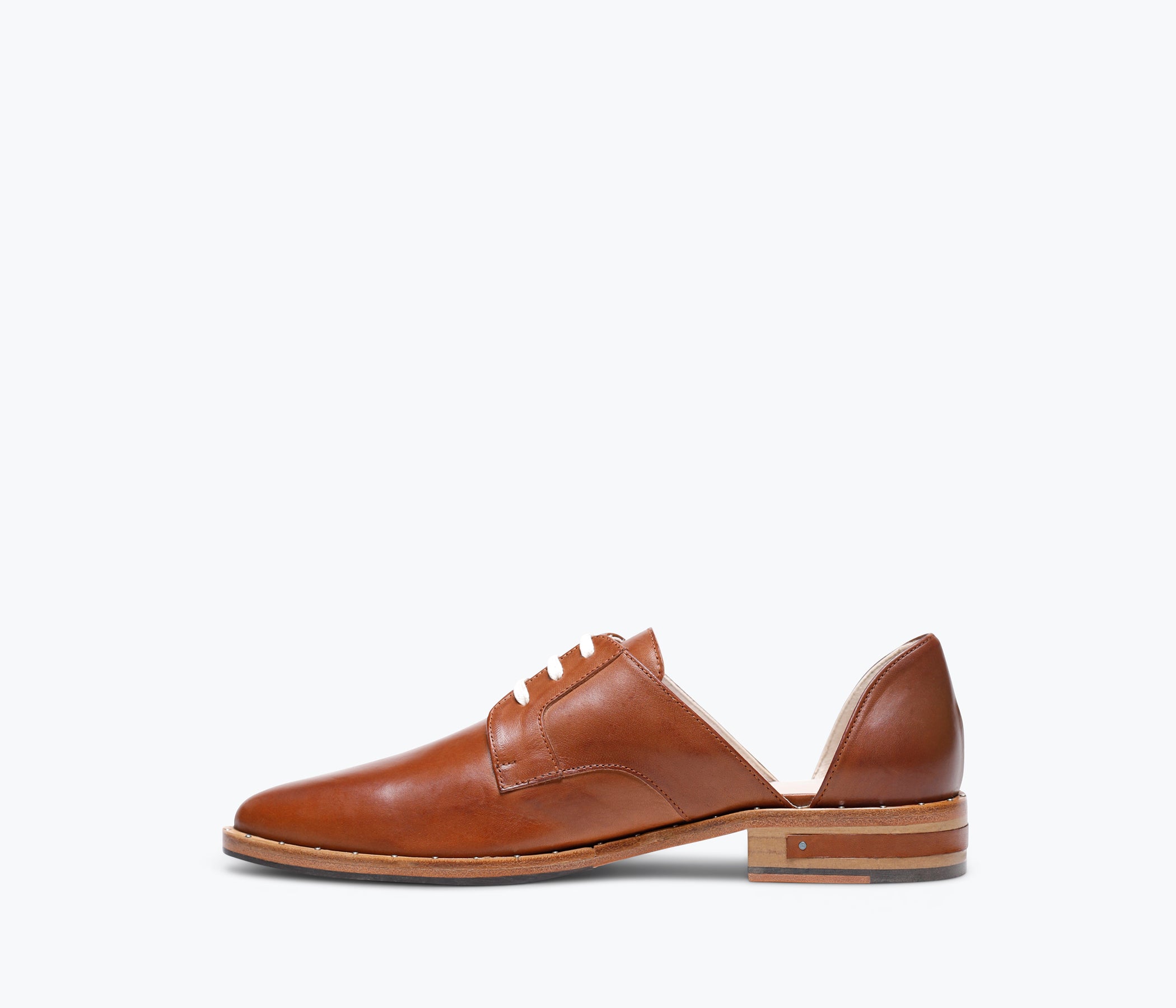 FRĒDA SALVADOR WIT D'ORSAY loafer in beige leather with classic slip-on design and elegant stitching details.