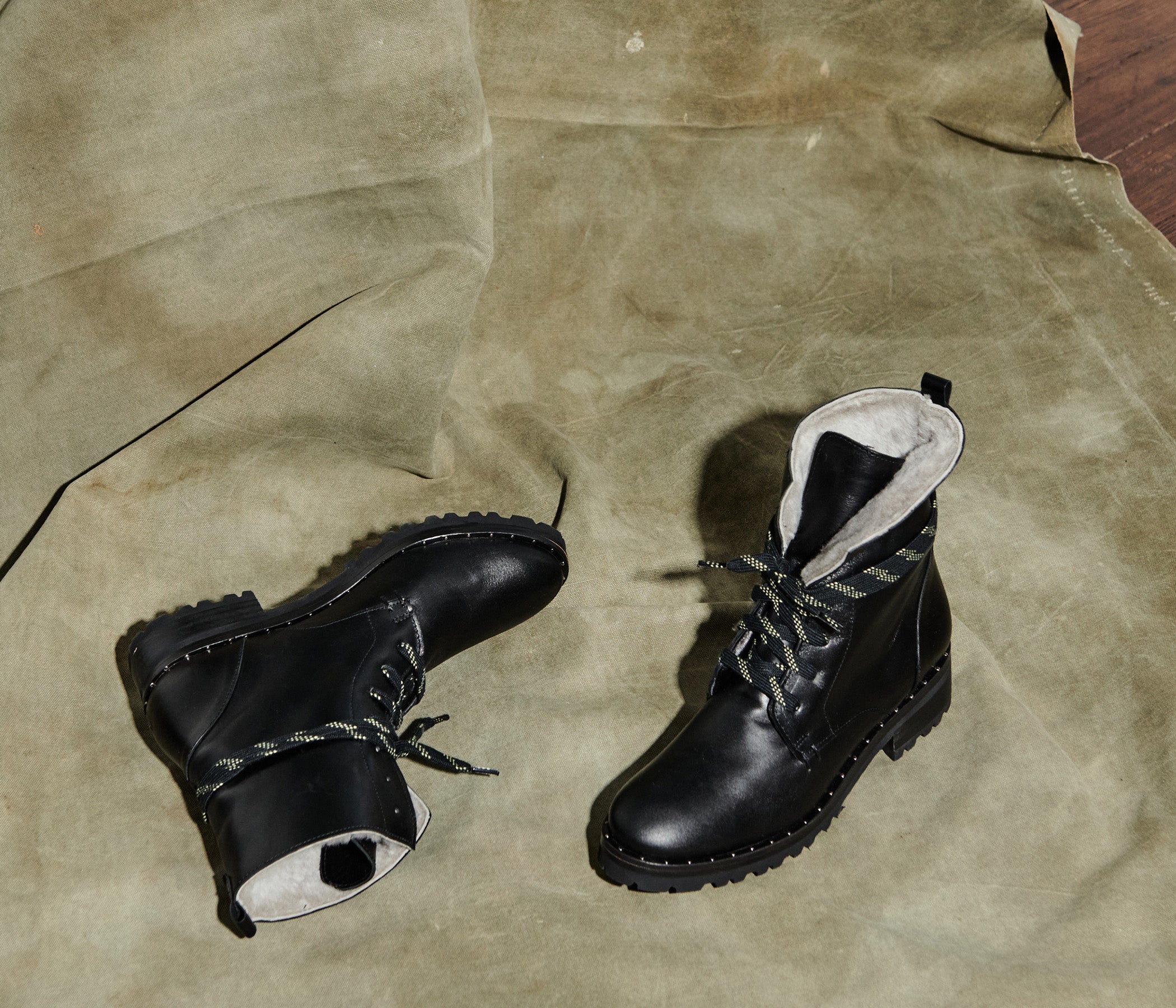 FRĒDA SALVADOR hike boot with shearling lining, showcasing rugged outdoor style and warm, textured leather material.
